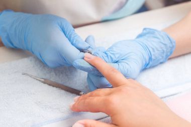 Asıl çivi manikür için hazırlar.