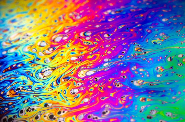 Bir sabun köpüğünün yüzeyindeki ışık tarafından oluşturulan güzel psikedelik soyutlama