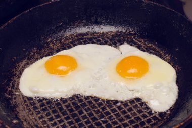 Kızarmış tavuk yumurtası üzerinde eski bir kızartma tavası