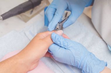 Asıl çivi manikür için hazırlar.