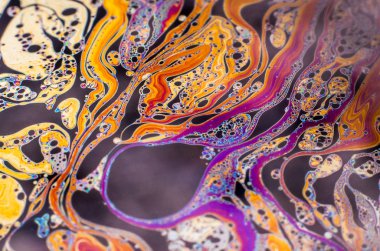 Bir sabun köpüğünün yüzeyindeki ışık tarafından oluşturulan güzel psikedelik soyutlama