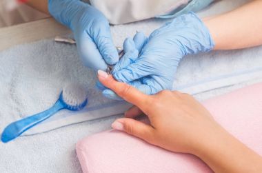 Asıl çivi manikür için hazırlar.