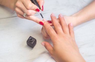 Manikürcü kadınların tırnakları boyar