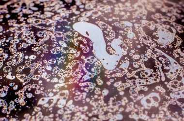 Bir sabun köpüğünün yüzeyindeki ışık tarafından oluşturulan güzel psikedelik soyutlama