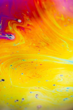 Bir sabun köpüğünün yüzeyindeki ışık tarafından oluşturulan güzel psikedelik soyutlama