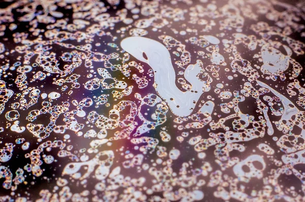 Bir sabun köpüğünün yüzeyindeki ışık tarafından oluşturulan güzel psikedelik soyutlama