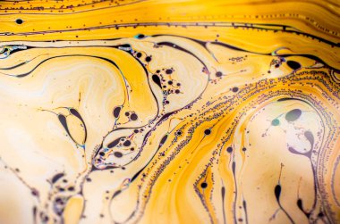 Bir sabun köpüğünün yüzeyindeki ışık tarafından oluşturulan güzel psikedelik soyutlama