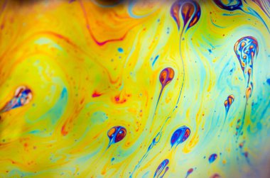 Bir sabun köpüğünün yüzeyindeki ışık tarafından oluşturulan güzel psikedelik soyutlama