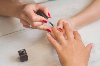 Manikürcü kadınların tırnakları boyar