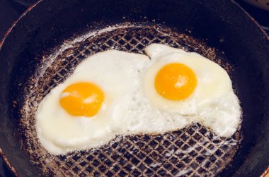 Kızarmış tavuk yumurtası üzerinde eski bir kızartma tavası