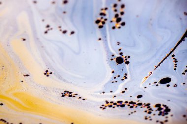 Bir sabun köpüğünün yüzeyindeki ışık tarafından oluşturulan güzel psikedelik soyutlama