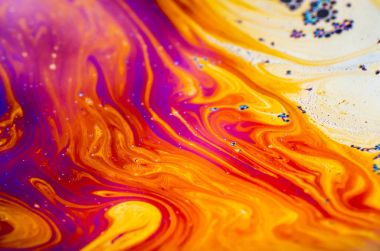 Bir sabun köpüğünün yüzeyindeki ışık tarafından oluşturulan güzel psikedelik soyutlama