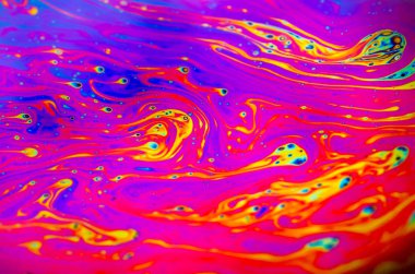 Bir sabun köpüğünün yüzeyindeki ışık tarafından oluşturulan güzel psikedelik soyutlama