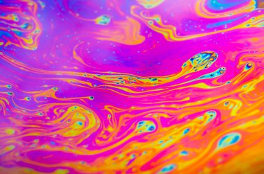 Bir sabun köpüğünün yüzeyindeki ışık tarafından oluşturulan güzel psikedelik soyutlama