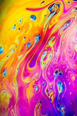 Bir sabun köpüğünün yüzeyindeki ışık tarafından oluşturulan güzel psikedelik soyutlama