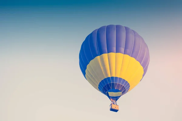 Colorido de balão de ar quente no fundo do céu azul. Tonificado — Fotografia de Stock