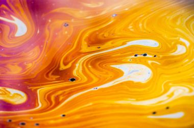 Bir sabun köpüğünün yüzeyindeki ışık tarafından oluşturulan güzel psikedelik soyutlama