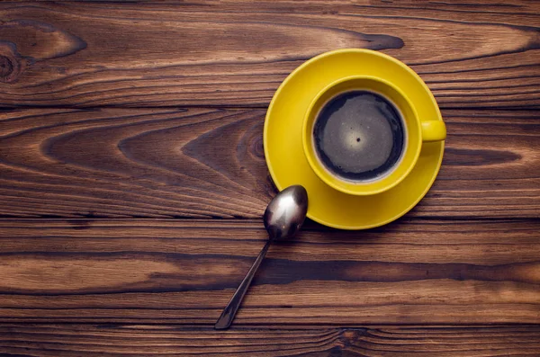 Cup of coffee on wooden table top view — Stock Photo, Image