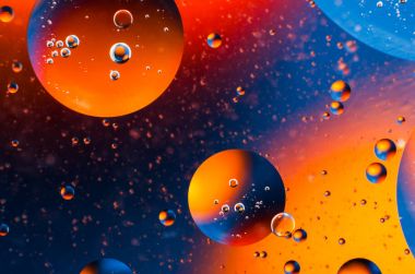 Su yüzey arka plan üzerinde petrol düştü