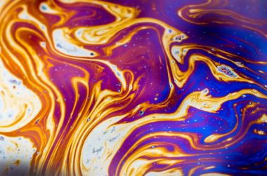 Bir sabun köpüğünün yüzeyindeki ışık tarafından oluşturulan güzel psikedelik soyutlama