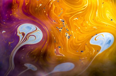 Bir sabun köpüğünün yüzeyindeki ışık tarafından oluşturulan güzel psikedelik soyutlama