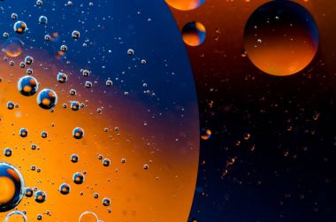 Su yüzey arka plan üzerinde petrol düştü