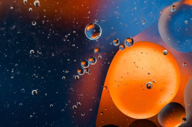 Su yüzey arka plan üzerinde petrol düştü