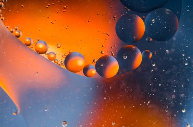 Su yüzey arka plan üzerinde petrol düştü