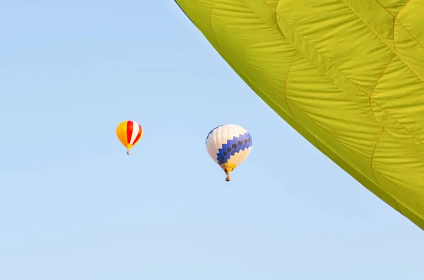 Colorido de globo de aire caliente sobre fondo de cielo azul — Foto de Stock