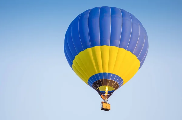 Πολύχρωμο μπαλόνι θερμού αέρα με φωτιά και μπλε φόντο του ουρανού — Φωτογραφία Αρχείου