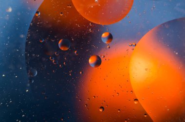 Su yüzey arka plan üzerinde petrol düştü