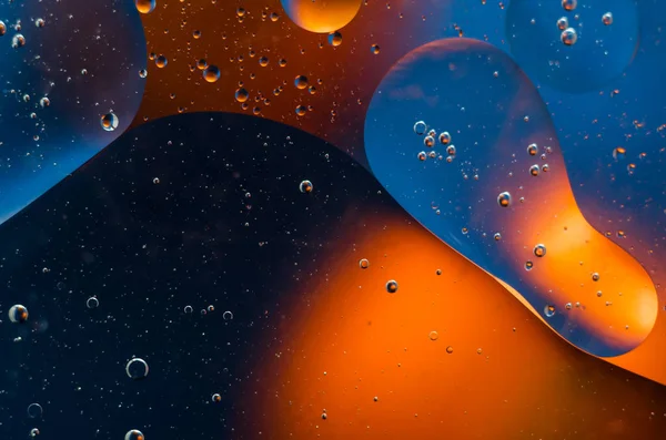 Su yüzey arka plan üzerinde petrol düştü