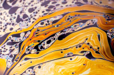 Bir sabun köpüğünün yüzeyindeki ışık tarafından oluşturulan güzel psikedelik soyutlama