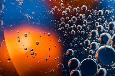 Su yüzey arka plan üzerinde petrol düştü