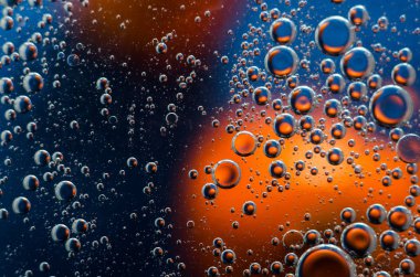 Su yüzey arka plan üzerinde petrol düştü