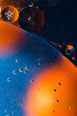 Su yüzey arka plan üzerinde petrol düştü