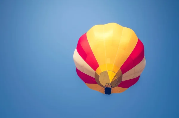 Balão de ar quente colorido em um fundo azul céu — Fotografia de Stock