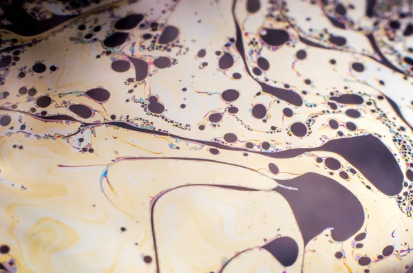 石鹸の泡の表面に光によって形成された美しいサイケデリックな抽象化 — ストック写真