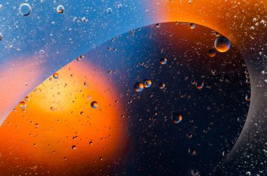 Su yüzey arka plan üzerinde petrol düştü