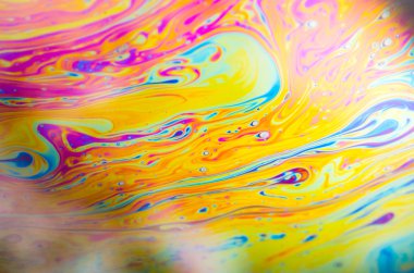 Bir sabun köpüğünün yüzeyindeki ışık tarafından oluşturulan güzel psikedelik soyutlama