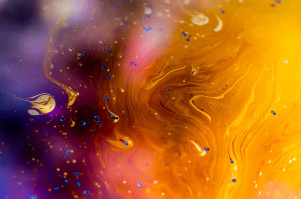 Hermosa abstracción psicodélica formada por la luz en la superficie de una burbuja de jabón — Foto de Stock