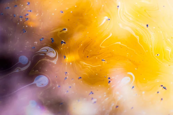 Bir sabun köpüğünün yüzeyindeki ışık tarafından oluşturulan güzel psikedelik soyutlama