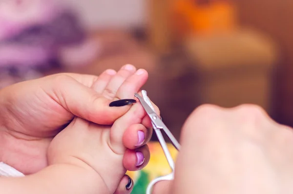 Mãe cortou as unhas do bebê de perto — Fotografia de Stock