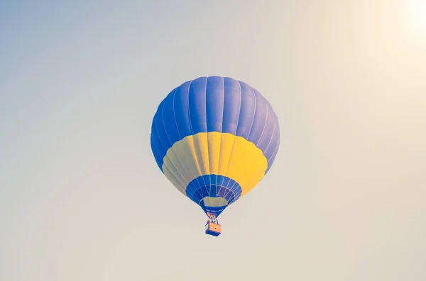 Colorido de balão de ar quente no fundo do céu azul. Tonificado — Fotografia de Stock