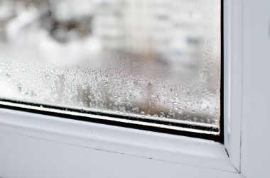 Plastik pencere üzerinde yoğunlaşması