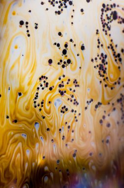 Bir sabun köpüğünün yüzeyindeki ışık tarafından oluşturulan güzel psikedelik soyutlama