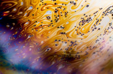 Bir sabun köpüğünün yüzeyindeki ışık tarafından oluşturulan güzel psikedelik soyutlama