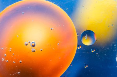 Su yüzey arka plan üzerinde petrol düştü