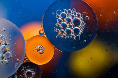 Su yüzey arka plan üzerinde petrol düştü