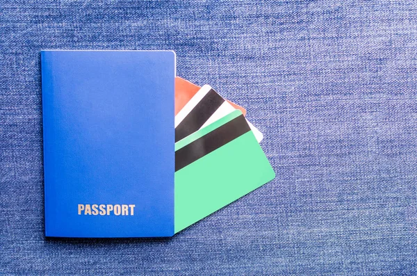 Passaporto blu e carte di credito — Foto Stock